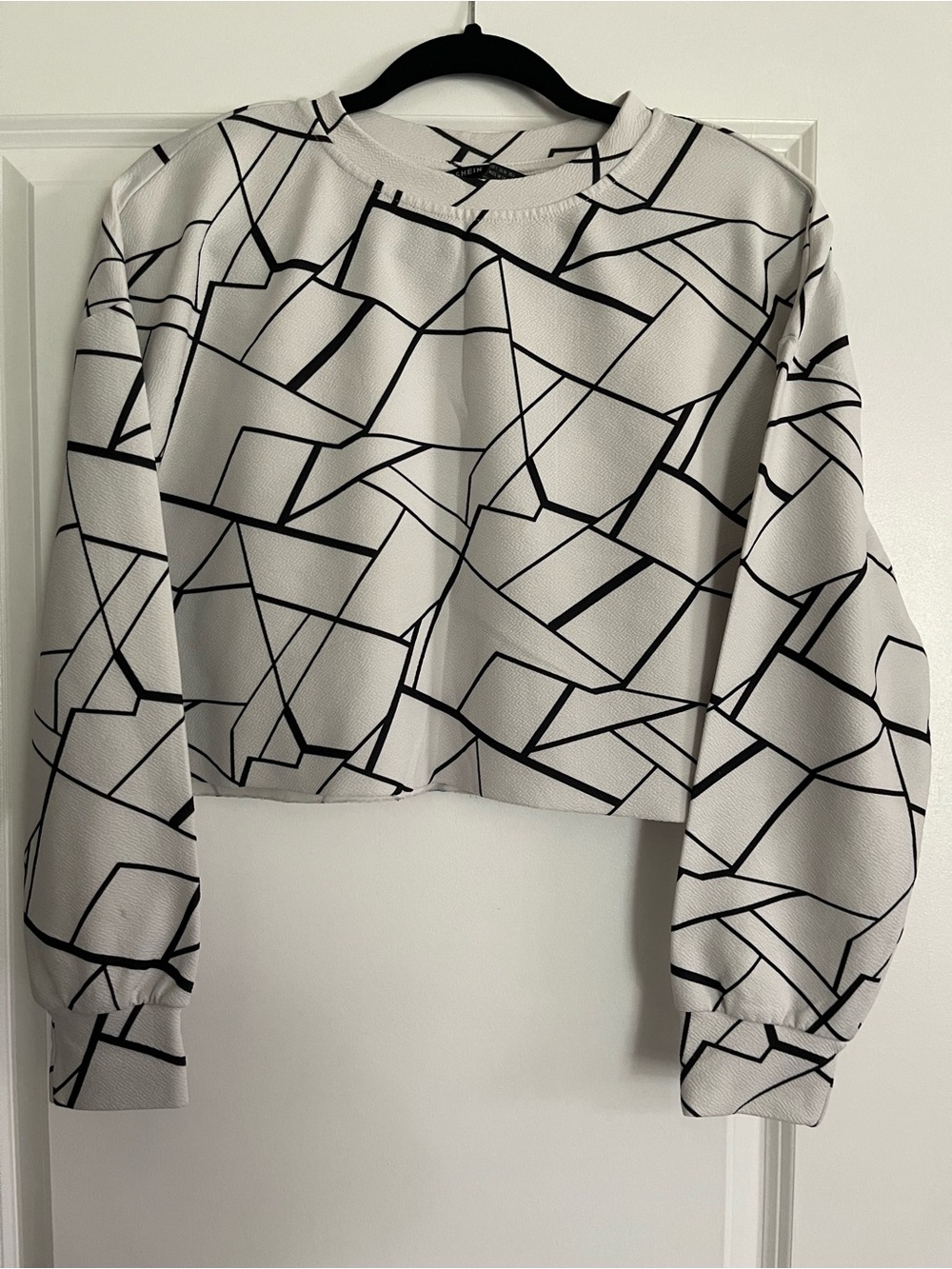 SHEIN Black & White Geometric Cropped Long-Sleeve Top